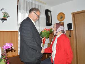 Najstarejša občanka Olga Repenšek vesela obiska 5